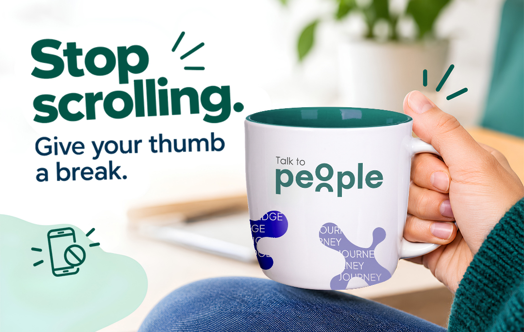 Kubek z napisem „Talk to people” w dłoni i hasło kampanii: Stop scrolling. Give your thumb a break.